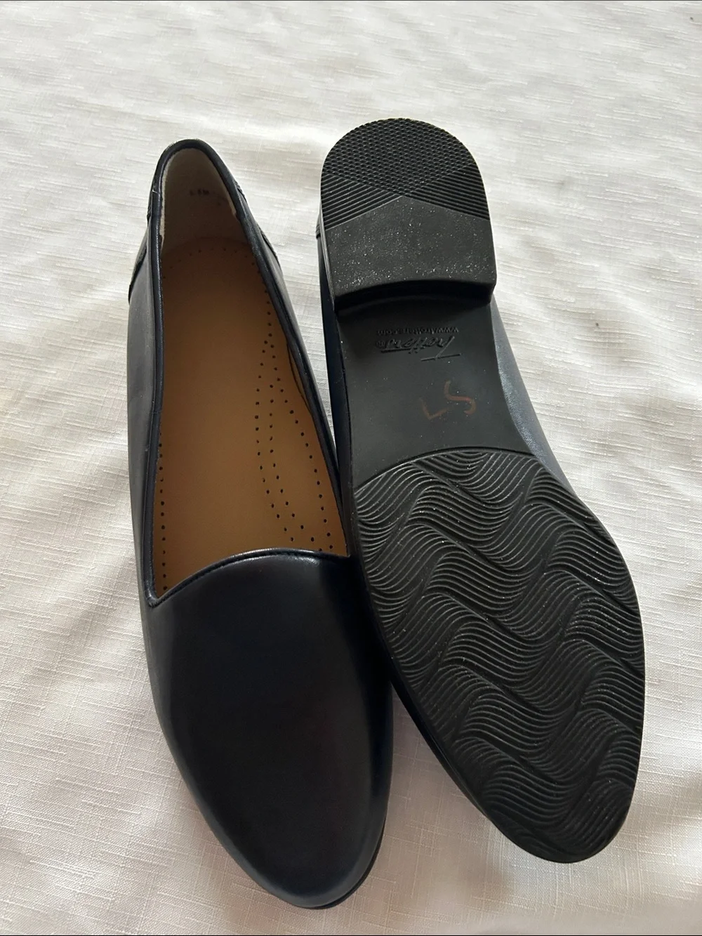 Trotters Women's Navy Blue Leather Slip-On Loafers